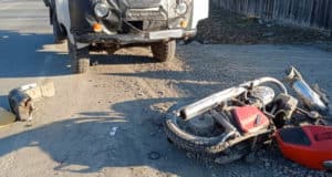 Мотоциклист попал в реанимацию после столкновения с УАЗом