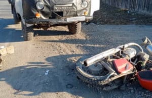 Мотоциклист попал в реанимацию после столкновения с УАЗом