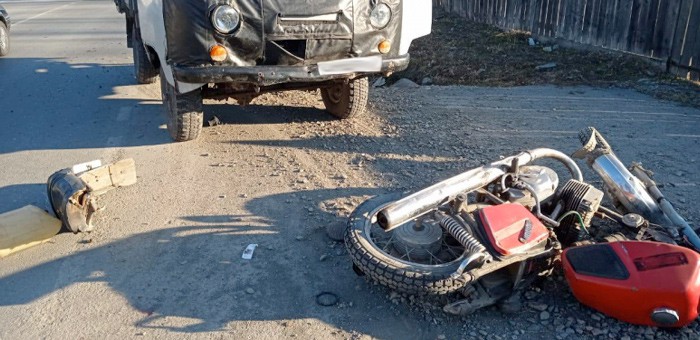 Мотоциклист попал в реанимацию после столкновения с УАЗом