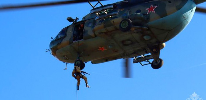 В Республике Алтай спецназ отработал навыки беспарашютного десантирования