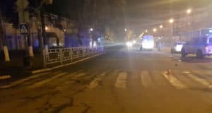Ночью на пешеходном переходе сбили мужчину, он попал в больницу