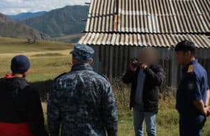 Троих мужчин, зверски убивших своего знакомого, отправили в колонию строгого режима Троих мужчин, зверски убивших своего знакомого, отправили в колонию строгого режима