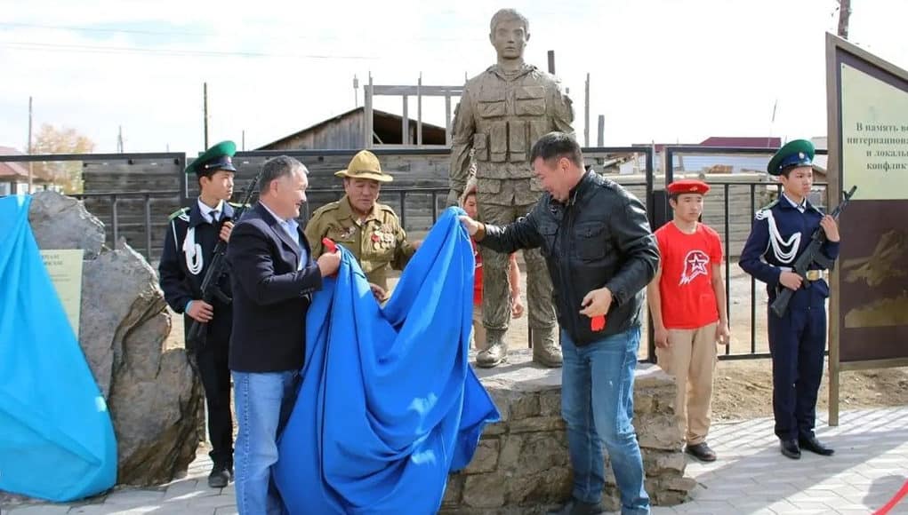 Памятник воинам-интернационалистам открыли в Кош-Агаче Памятник воинам-интернационалистам открыли в Кош-Агаче
