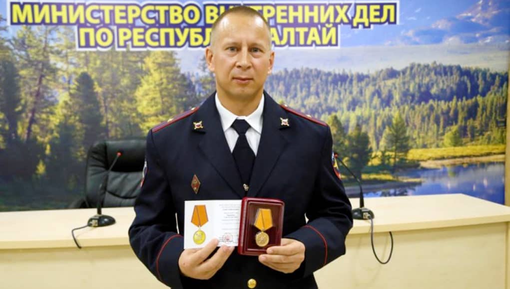 Полицейского, который спас шестилетнюю девочку, наградили медалью