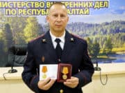Полицейского, который спас шестилетнюю девочку, наградили медалью