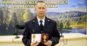 Полицейского, который спас шестилетнюю девочку, наградили медалью