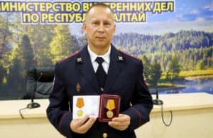 Полицейского, который спас шестилетнюю девочку, наградили медалью