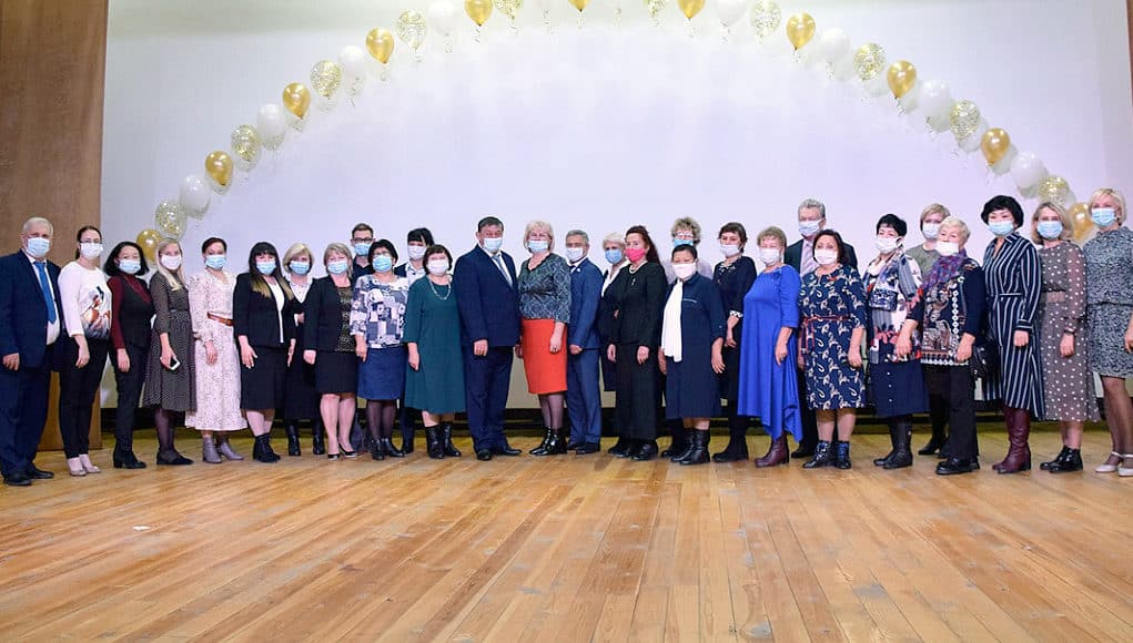 Педагоги Горно-Алтайска получили грамоты и благодарственные письма