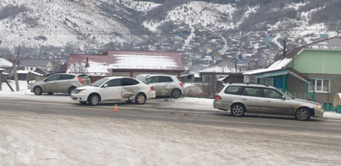 Три машины столкнулись в Горно-Алтайске