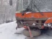 Женщина-водитель врезалась в автобус и погибла Женщина-водитель врезалась в автобус и погибла