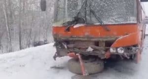 Женщина-водитель врезалась в автобус и погибла