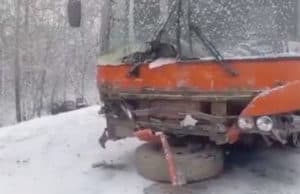 Женщина-водитель врезалась в автобус и погибла Женщина-водитель врезалась в автобус и погибла