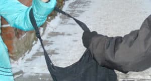 18-летний сельчанин на улице ограбил пожилую горожанку 18-летний сельчанин на улице ограбил пожилую горожанку