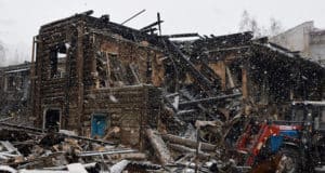 В Горно-Алтайске ведется демонтаж сгоревшего здания Вечерней школы