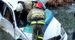 Автомобиль упал с дороги в протоку реки Кокса недалеко от села Красноярка