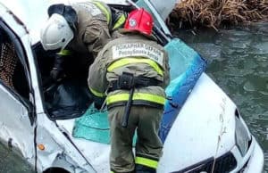 Автомобиль упал в реку недалеко от села Красноярка Автомобиль упал с дороги в протоку реки Кокса недалеко от села Красноярка