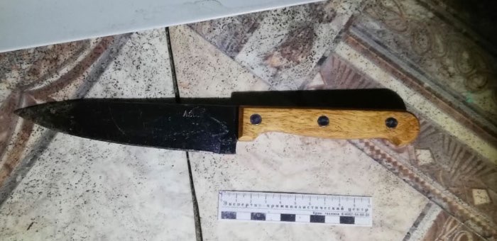 Получивший в гостях ножевое ранение мужчина дошел до дома и набрал 112