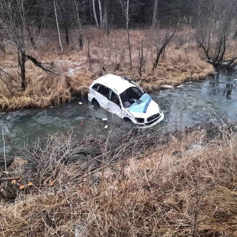 Автомобиль упал в реку недалеко от села Красноярка