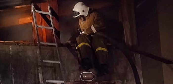 В Шебалино пожарные спасли магазин от огня