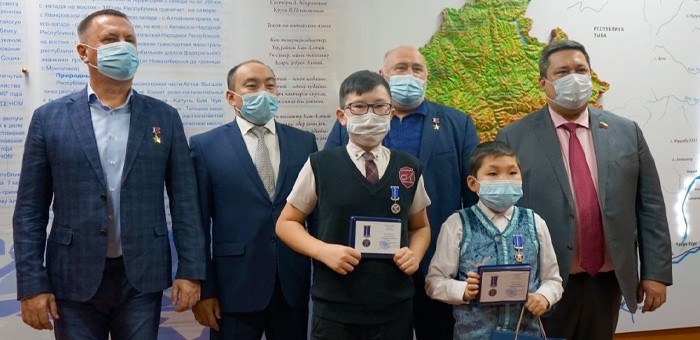 Дети-герои, спасшие людей, получили награды Совета Федерации