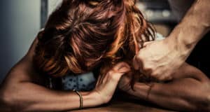 Ранее судимые мужчины покалечили своих сожительниц Ранее судимые мужчины покалечили своих сожительниц