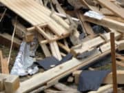 В Бичикту-Бооме снесли два незаконно построенных аила В Бичикту-Бооме снесли два незаконно построенных аила