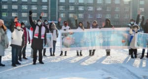 Молодая Гвардия поздравила работников ковидного госпиталя