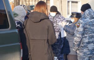 Горожанин заплатил долг по алиментам после ареста любимого «Лэнд круйзера»