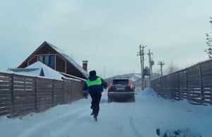 Пьяный подросток угнал автомобиль и сбил пешехода на тротуаре (видео) Пьяный подросток угнал автомобиль и сбил пешехода на тротуаре