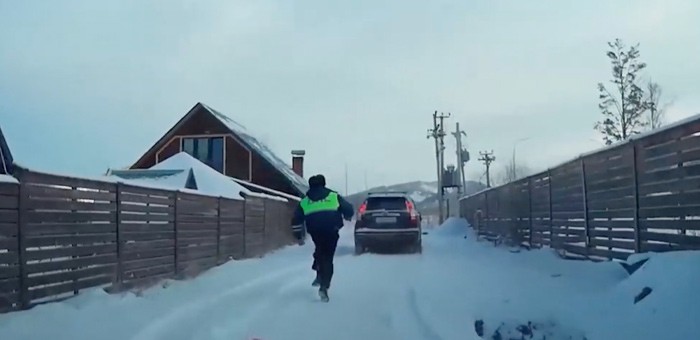 Пьяный подросток угнал автомобиль и сбил пешехода на тротуаре (видео)