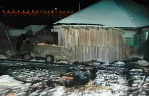 Житель Онгудая без прав врезался на УАЗе в забор Житель Онгудая без прав врезался на УАЗе в забор