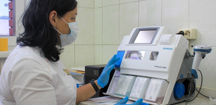 Четыре районные больницы оснащены автоматическими анализаторами газов крови