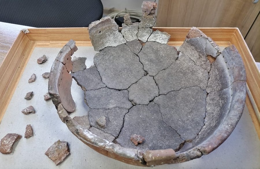 Археологи нашли у Каменных грибов древнюю керамическую чашу