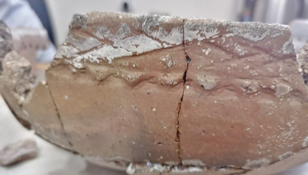 Археологи нашли у Каменных грибов древнюю керамическую чашу