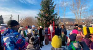 Более 600 детей из микрорайонов города приняли участие в новогодних елках