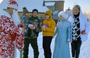 Активисты Народного фронта доставили подарки многодетным семьям