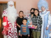 Олег Хорохордин в костюме Деда Мороза поздравил многодетную семью с Новым годом