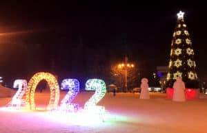 Строительство снежного городка завершили в Горно-Алтайске