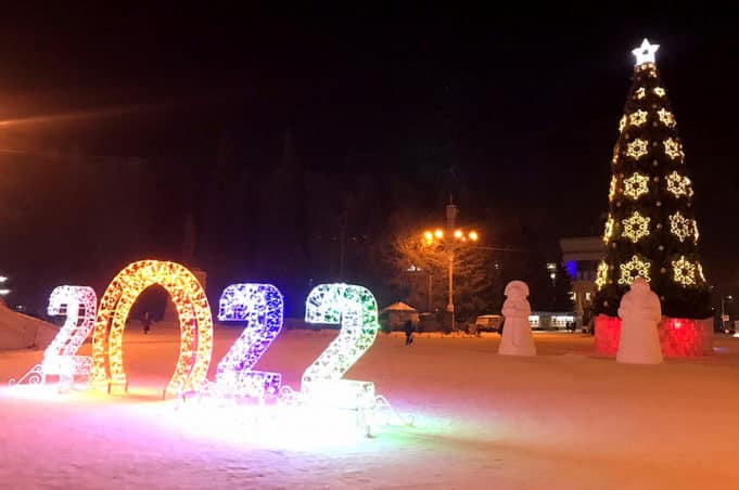 Строительство снежного городка завершили в Горно-Алтайске
