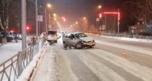 В результате столкновения автомобилей в Горно-Алтайске серьезно пострадал один из водителей