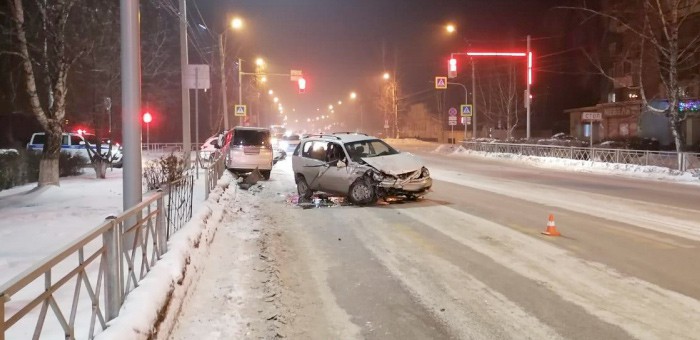 В результате столкновения автомобилей в Горно-Алтайске серьезно пострадал один из водителей