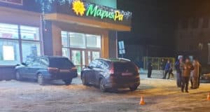 Нетрезвая водительница протаранила припаркованный автомобиль и магазин «Мария-Ра»