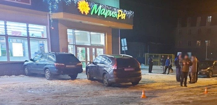 Нетрезвая водительница протаранила припаркованный автомобиль и магазин «Мария-Ра»