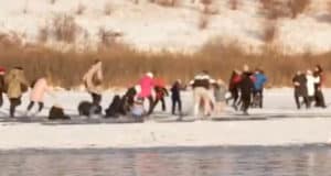 ЧП в Лебедином заказнике: переходя озеро по тонкому льду, туристы провалились в воду