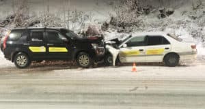 На Майминском взвозе ночью столкнулись две иномарки На Майминском взвозе ночью столкнулись две иномарки