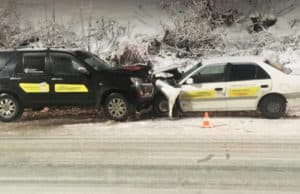 На Майминском взвозе ночью столкнулись две иномарки На Майминском взвозе ночью столкнулись две иномарки