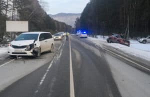 Житель Кош-Агача выехал на встречку и врезался в автомобиль с туристами Житель Кош-Агача выехал на встречку и врезался в автомобиль с туристами