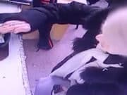 Старушка прикарманила смартфон, забытый в здании автовокзала