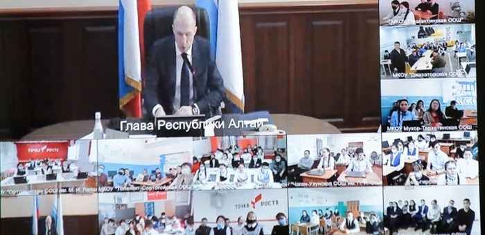 Глава республики провел Урок цифры для кош-агачских школьников