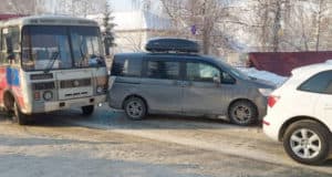 В ДТП с автобусом повреждены два легковых автомобиля В ДТП с автобусом повреждены два легковых автомобиля